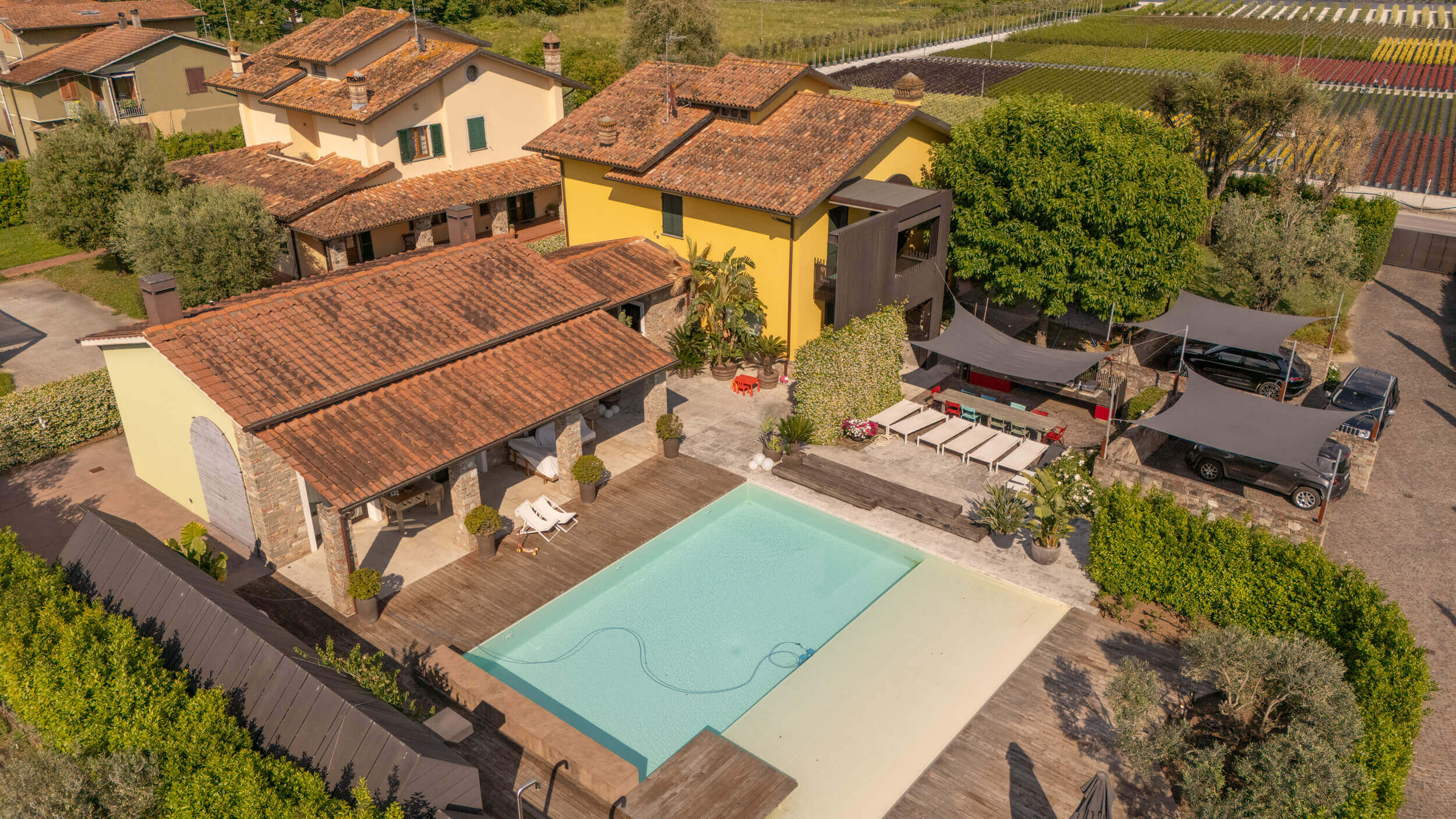 Riqualificazione proprietà residenziale con piscina e dépendance